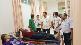 Direktur RSUD Patut Patuh Patju (Tripat) Gerung, dr. H. Suriyadi, Sp.An. (tengah), didampingi jajaran manajemen rumah sakit, meninjau langsung penanganan korban kebakaran KMP Putri Yasmin di ruang IGD RSUD Tripat, Rabu (12/8).(Foto: Istimewa)