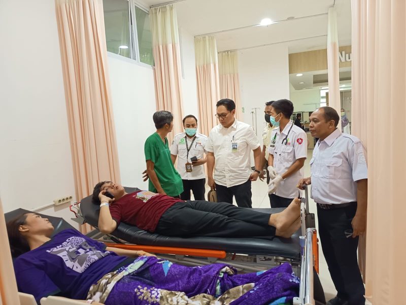 Direktur RSUD Patut Patuh Patju (Tripat) Gerung, dr. H. Suriyadi, Sp.An. (tengah), didampingi jajaran manajemen rumah sakit, meninjau langsung penanganan korban kebakaran KMP Putri Yasmin di ruang IGD RSUD Tripat, Rabu (12/8).(Foto: Istimewa)