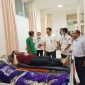 Direktur RSUD Patut Patuh Patju (Tripat) Gerung, dr. H. Suriyadi, Sp.An. (tengah), didampingi jajaran manajemen rumah sakit, meninjau langsung penanganan korban kebakaran KMP Putri Yasmin di ruang IGD RSUD Tripat, Rabu (12/8).(Foto: Istimewa)