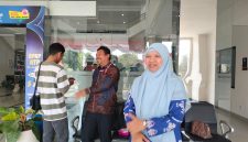 Wakil Bupati Lombok Barat, Hj. Nurul Adha (UNA) usai menjalani pemeriksaan oleh KPK di Gedung BPKP NTB, Kamis (13/8).