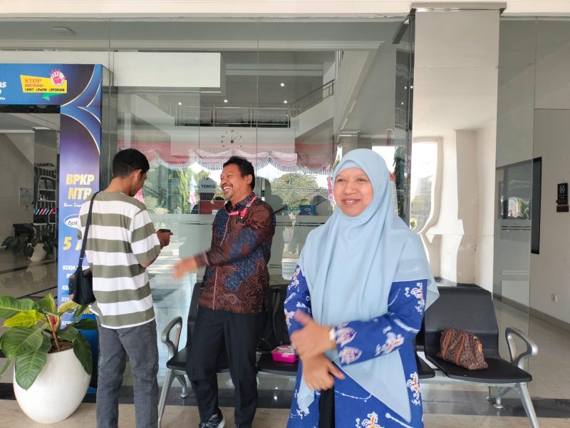 Wakil Bupati Lombok Barat, Hj. Nurul Adha (UNA) usai menjalani pemeriksaan oleh KPK di Gedung BPKP NTB, Kamis (13/8).