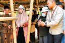 Wabup Hj. Nurul Adha didampingi Ketua Baznas Lombok Barat tinjau rumah bantuan warga di Desa Kebon Ayu, Gerung, sekaligus tegaskan permintaan agar segel Kantor Desa segera dibuka, Jumat (28/8).(Foto: Istimewa).