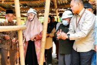 Wabup Hj. Nurul Adha didampingi Ketua Baznas Lombok Barat tinjau rumah bantuan warga di Desa Kebon Ayu, Gerung, sekaligus tegaskan permintaan agar segel Kantor Desa segera dibuka, Jumat (28/8).(Foto: Istimewa).