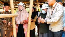 Wabup Hj. Nurul Adha didampingi Ketua Baznas Lombok Barat tinjau rumah bantuan warga di Desa Kebon Ayu, Gerung, sekaligus tegaskan permintaan agar segel Kantor Desa segera dibuka, Jumat (28/8).(Foto: Istimewa).