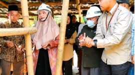 Wabup Hj. Nurul Adha didampingi Ketua Baznas Lombok Barat tinjau rumah bantuan warga di Desa Kebon Ayu, Gerung, sekaligus tegaskan permintaan agar segel Kantor Desa segera dibuka, Jumat (28/8).(Foto: Istimewa).