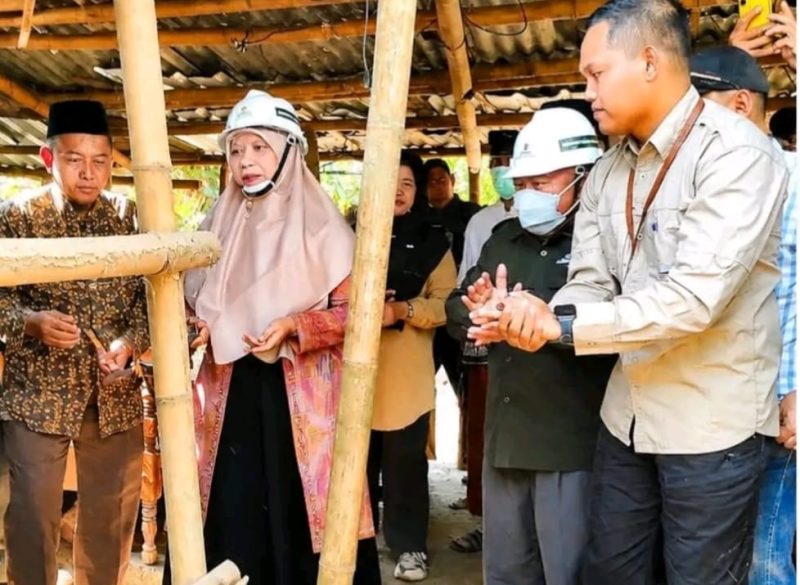 Wabup Hj. Nurul Adha didampingi Ketua Baznas Lombok Barat tinjau rumah bantuan warga di Desa Kebon Ayu, Gerung, sekaligus tegaskan permintaan agar segel Kantor Desa segera dibuka, Jumat (28/8).(Foto: Istimewa).
