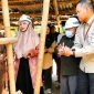 Wabup Hj. Nurul Adha didampingi Ketua Baznas Lombok Barat tinjau rumah bantuan warga di Desa Kebon Ayu, Gerung, sekaligus tegaskan permintaan agar segel Kantor Desa segera dibuka, Jumat (28/8).(Foto: Istimewa).