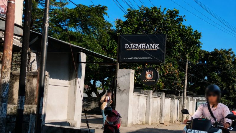 Djembank Hotel, Karaoke, Lounge & Restaurant di Cakranegara, Mataram, tempat ini disebut sebagai lokasi kejadian dugaan pengeroyokan yang menyebabkan korban koma.(Foto: Istimewa)