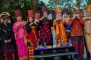 Ketua Dekranasda Provinsi NTB, Sinta M. Iqbal, bersama tokoh adat, pejabat daerah, dan masyarakat mengenakan busana adat khas Lombok Utara dalam pembukaan Mulud Adat Bayan 2026 di Desa Bayan, Kabupaten Lombok Utara, Kamis (27/8). (Foto: KominfotikNTB)
