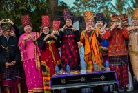 Ketua Dekranasda Provinsi NTB, Sinta M. Iqbal, bersama tokoh adat, pejabat daerah, dan masyarakat mengenakan busana adat khas Lombok Utara dalam pembukaan Mulud Adat Bayan 2026 di Desa Bayan, Kabupaten Lombok Utara, Kamis (27/8). (Foto: KominfotikNTB)
