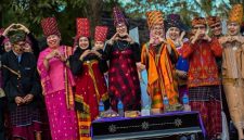 Ketua Dekranasda Provinsi NTB, Sinta M. Iqbal, bersama tokoh adat, pejabat daerah, dan masyarakat mengenakan busana adat khas Lombok Utara dalam pembukaan Mulud Adat Bayan 2026 di Desa Bayan, Kabupaten Lombok Utara, Kamis (27/8). (Foto: KominfotikNTB)