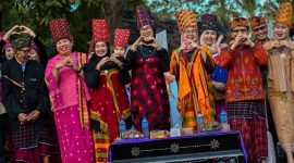 Ketua Dekranasda Provinsi NTB, Sinta M. Iqbal, bersama tokoh adat, pejabat daerah, dan masyarakat mengenakan busana adat khas Lombok Utara dalam pembukaan Mulud Adat Bayan 2026 di Desa Bayan, Kabupaten Lombok Utara, Kamis (27/8). (Foto: KominfotikNTB)
