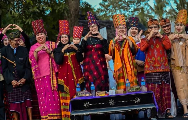 Ketua Dekranasda Provinsi NTB, Sinta M. Iqbal, bersama tokoh adat, pejabat daerah, dan masyarakat mengenakan busana adat khas Lombok Utara dalam pembukaan Mulud Adat Bayan 2026 di Desa Bayan, Kabupaten Lombok Utara, Kamis (27/8). (Foto: KominfotikNTB)
