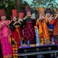 Ketua Dekranasda Provinsi NTB, Sinta M. Iqbal, bersama tokoh adat, pejabat daerah, dan masyarakat mengenakan busana adat khas Lombok Utara dalam pembukaan Mulud Adat Bayan 2026 di Desa Bayan, Kabupaten Lombok Utara, Kamis (27/8). (Foto: KominfotikNTB)
