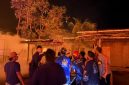 Petugas pemadam kebakaran, personel kepolisian, dan warga berkumpul di lokasi kebakaran untuk memadamkan api yang melanda permukiman Desa Sade, Kabupaten Lombok Tengah, Sabtu malam (22/08/2026).(Foto: Istimewa)