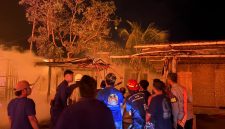 Petugas pemadam kebakaran, personel kepolisian, dan warga berkumpul di lokasi kebakaran untuk memadamkan api yang melanda permukiman Desa Sade, Kabupaten Lombok Tengah, Sabtu malam (22/08/2026).(Foto: Istimewa)