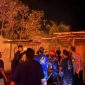Petugas pemadam kebakaran, personel kepolisian, dan warga berkumpul di lokasi kebakaran untuk memadamkan api yang melanda permukiman Desa Sade, Kabupaten Lombok Tengah, Sabtu malam (22/08/2026).(Foto: Istimewa)