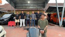 Tersangka curanmor berinisial HA alias Gero (27) beserta barang bukti sepeda motor Yamaha N-Max diamankan Tim URC Puma Jatanras Ditreskrimum Polda NTB, Mataram. (Foto: Dok. Humas Polda NTB)