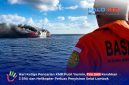 Detik-detik tim SAR Basarnas Mataram bergerak mendekati KMP Putri Yasmin yang terbakar di tengah laut, Rabu (12/8).(Foto Halo NTB)