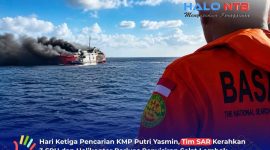 Detik-detik tim SAR Basarnas Mataram bergerak mendekati KMP Putri Yasmin yang terbakar di tengah laut, Rabu (12/8).(Foto Halo NTB)