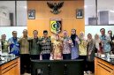 Foto bersama Tim LSDP Kemendagri dan jajaran Pemkab Lombok Timur usai kunjungan verifikasi lapangan program pengelolaan sampah, di ruang Rapat Bupati, Kamis (27/08).(Foto: Diskominfo Lombok Timur)