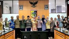 Foto bersama Tim LSDP Kemendagri dan jajaran Pemkab Lombok Timur usai kunjungan verifikasi lapangan program pengelolaan sampah, di ruang Rapat Bupati, Kamis (27/08).(Foto: Diskominfo Lombok Timur)