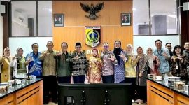 Foto bersama Tim LSDP Kemendagri dan jajaran Pemkab Lombok Timur usai kunjungan verifikasi lapangan program pengelolaan sampah, di ruang Rapat Bupati, Kamis (27/08).(Foto: Diskominfo Lombok Timur)