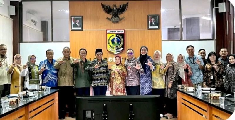 Foto bersama Tim LSDP Kemendagri dan jajaran Pemkab Lombok Timur usai kunjungan verifikasi lapangan program pengelolaan sampah, di ruang Rapat Bupati, Kamis (27/08).(Foto: Diskominfo Lombok Timur)