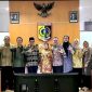 Foto bersama Tim LSDP Kemendagri dan jajaran Pemkab Lombok Timur usai kunjungan verifikasi lapangan program pengelolaan sampah, di ruang Rapat Bupati, Kamis (27/08).(Foto: Diskominfo Lombok Timur)