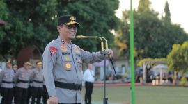 Kapolda NTB, Irjen Pol. Kalingga Rendra Raharja, S.E., M.H., memimpin langsung Apel Siaga Kamtibmas serentak di seluruh jajaran, jelang peringatan HUT RI ke-81 dan kunjungan kerja Kapolri ke Lombok Timur.(Foto: Istimewa)