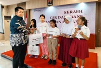 Bank NTB Syariah bersama Bank Jatim dan IZI menyerahkan bantuan kacamata gratis kepada pelajar di Jawa Timur, Kamis (23/7/2026). (Dok. Bank NTB Syariah)