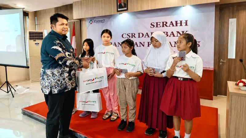 Bank NTB Syariah bersama Bank Jatim dan IZI menyerahkan bantuan kacamata gratis kepada pelajar di Jawa Timur, Kamis (23/7/2026). (Dok. Bank NTB Syariah)