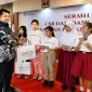 Bank NTB Syariah bersama Bank Jatim dan IZI menyerahkan bantuan kacamata gratis kepada pelajar di Jawa Timur, Kamis (23/7/2026). (Dok. Bank NTB Syariah)