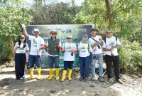 Bank NTB Syariah bersama mitra dan pemangku kepentingan saat melakukan penanaman mangrove di Ekowisata Mangrove Paremas, Lombok Timur. (Dok. Bank NTB Syariah)