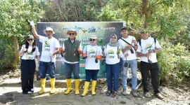 Bank NTB Syariah bersama mitra dan pemangku kepentingan saat melakukan penanaman mangrove di Ekowisata Mangrove Paremas, Lombok Timur. (Dok. Bank NTB Syariah)
