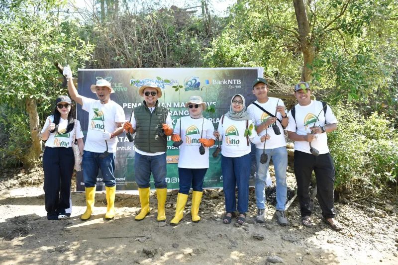 Bank NTB Syariah bersama mitra dan pemangku kepentingan saat melakukan penanaman mangrove di Ekowisata Mangrove Paremas, Lombok Timur. (Dok. Bank NTB Syariah)