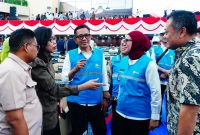 Tim PLN berdialog dan memantau kesiapan kelistrikan untuk mendukung rangkaian peringatan HUT ke-81 RI. (Dok. PLN)