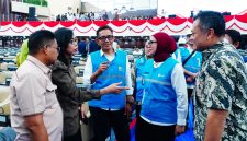 Tim PLN berdialog dan memantau kesiapan kelistrikan untuk mendukung rangkaian peringatan HUT ke-81 RI. (Dok. PLN)