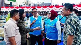 Tim PLN berdialog dan memantau kesiapan kelistrikan untuk mendukung rangkaian peringatan HUT ke-81 RI. (Dok. PLN)