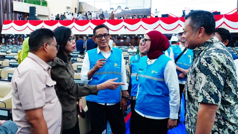 Tim PLN berdialog dan memantau kesiapan kelistrikan untuk mendukung rangkaian peringatan HUT ke-81 RI. (Dok. PLN)