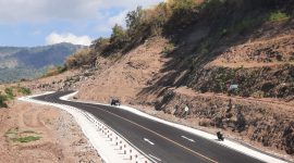 Penanganan dua titik rawan kecelakaan Jereweh-Benete rampung 100 persen, menghadirkan jalur yang lebih aman bagi pengguna jalan. (Foto: Istimewa)