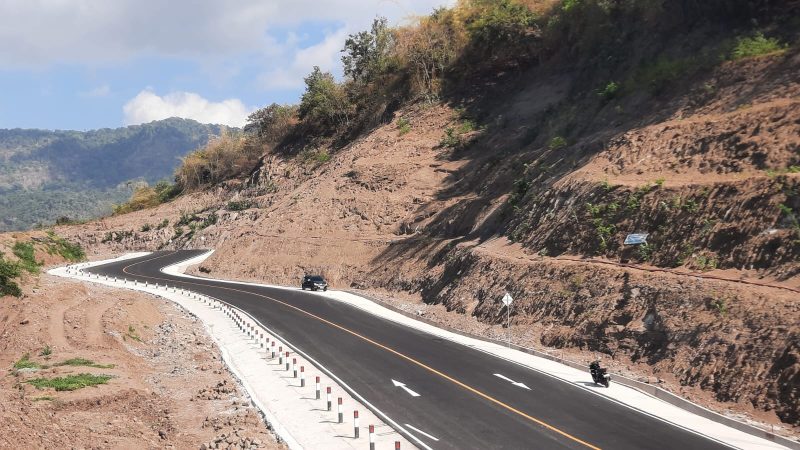Penanganan dua titik rawan kecelakaan Jereweh-Benete rampung 100 persen, menghadirkan jalur yang lebih aman bagi pengguna jalan. (Foto: Istimewa)