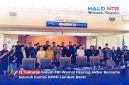 Pimpinan dan anggota Komisi I, II, III, IV DPRD Lombok Barat berfoto bersama delegasi Forum Bersih dan Berintegritas (FBI) usai hearing penyampaian 12 tuntutan aspirasi masyarakat di Ruang Sidang Utama, Kamis (6/8). (Foto: Halo NTB)