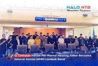 Pimpinan dan anggota Komisi I, II, III, IV DPRD Lombok Barat berfoto bersama delegasi Forum Bersih dan Berintegritas (FBI) usai hearing penyampaian 12 tuntutan aspirasi masyarakat di Ruang Sidang Utama, Kamis (6/8). (Foto: Halo NTB)