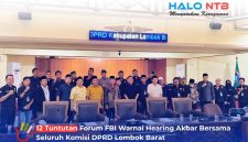 Pimpinan dan anggota Komisi I, II, III, IV DPRD Lombok Barat berfoto bersama delegasi Forum Bersih dan Berintegritas (FBI) usai hearing penyampaian 12 tuntutan aspirasi masyarakat di Ruang Sidang Utama, Kamis (6/8). (Foto: Halo NTB)