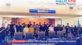 Pimpinan dan anggota Komisi I, II, III, IV DPRD Lombok Barat berfoto bersama delegasi Forum Bersih dan Berintegritas (FBI) usai hearing penyampaian 12 tuntutan aspirasi masyarakat di Ruang Sidang Utama, Kamis (6/8). (Foto: Halo NTB)