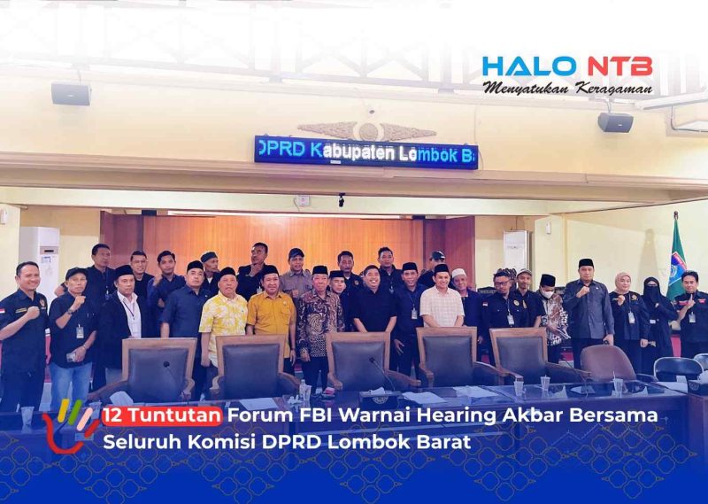 Pimpinan dan anggota Komisi I, II, III, IV DPRD Lombok Barat berfoto bersama delegasi Forum Bersih dan Berintegritas (FBI) usai hearing penyampaian 12 tuntutan aspirasi masyarakat di Ruang Sidang Utama, Kamis (6/8). (Foto: Halo NTB)