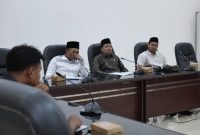 Suasana hearing DPRD Lombok Barat yang membahas NIP bagi 31 honorer. Dari kiri: Wakil Ketua DPRD Lobar Tarmizi, Wakil Ketua Komisi I Hendra Harianto, dan Anggota Komisi IV Muhammad Munip, bersama BKDPSDM, Dikbud, dan Forum GTKN. (Foto: Istimewa)
