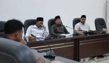 Suasana hearing DPRD Lombok Barat yang membahas NIP bagi 31 honorer. Dari kiri: Wakil Ketua DPRD Lobar Tarmizi, Wakil Ketua Komisi I Hendra Harianto, dan Anggota Komisi IV Muhammad Munip, bersama BKDPSDM, Dikbud, dan Forum GTKN. (Foto: Istimewa)