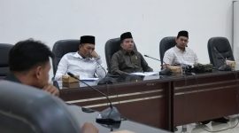 Suasana hearing DPRD Lombok Barat yang membahas NIP bagi 31 honorer. Dari kiri: Wakil Ketua DPRD Lobar Tarmizi, Wakil Ketua Komisi I Hendra Harianto, dan Anggota Komisi IV Muhammad Munip, bersama BKDPSDM, Dikbud, dan Forum GTKN. (Foto: Istimewa)